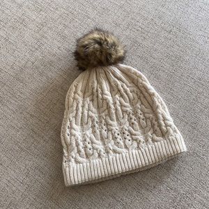 🪞 ivory cable knit beanie hat with faux fur puff ball